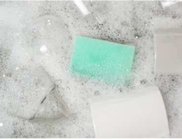 Sản phẩm tẩy rửa nhiều bọt hay ít bọt thì tốt hơn?