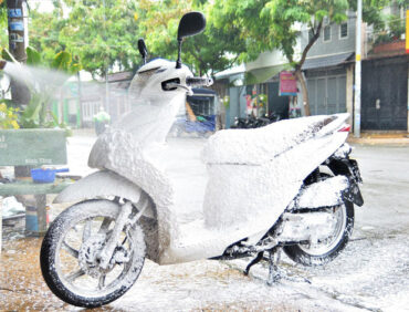Rửa xe máy bằng nước rửa chén có được không?